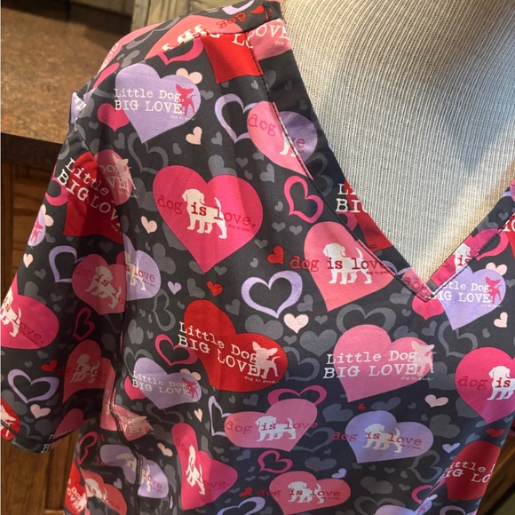🔴Adorable dog vet scrub top size 2x - Picture 2 of 3